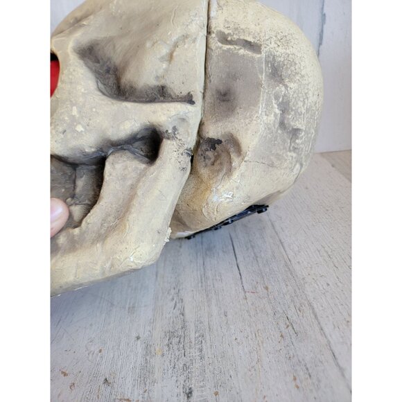 Foam skull looking eyes animated Halloween prop decor - Picture 7 of 13